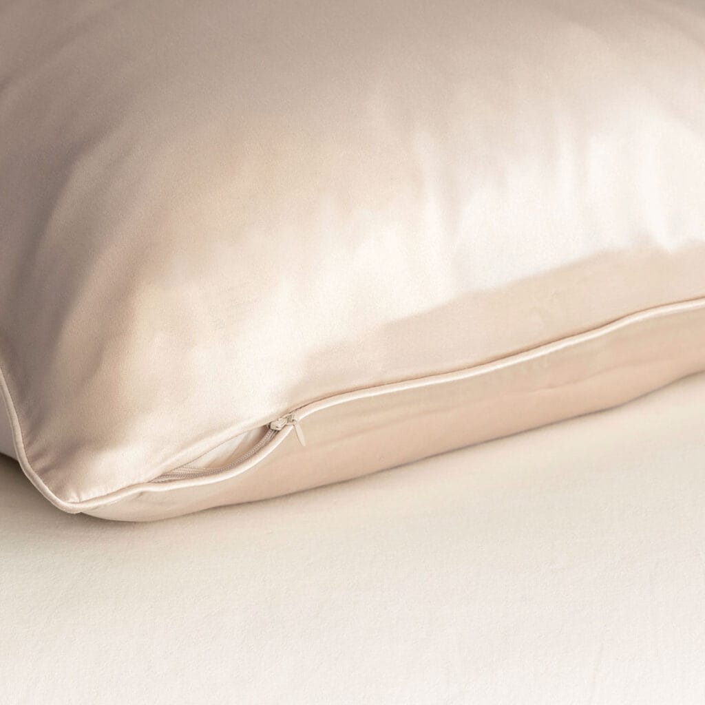 Sidenörngott i 100% mullbärssilke! Bra för både hud och hår.