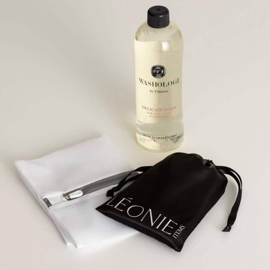 Washologi tvättmedel för siden, tvättpåse och svart resefodral.