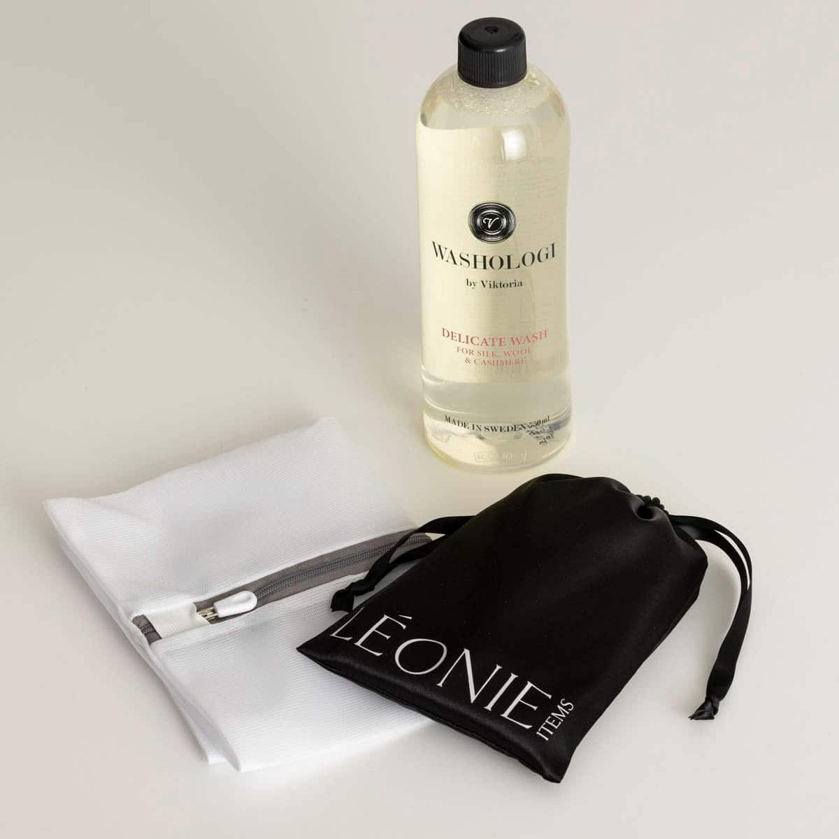 Washologi tvättmedel för siden, tvättpåse och svart resefodral.