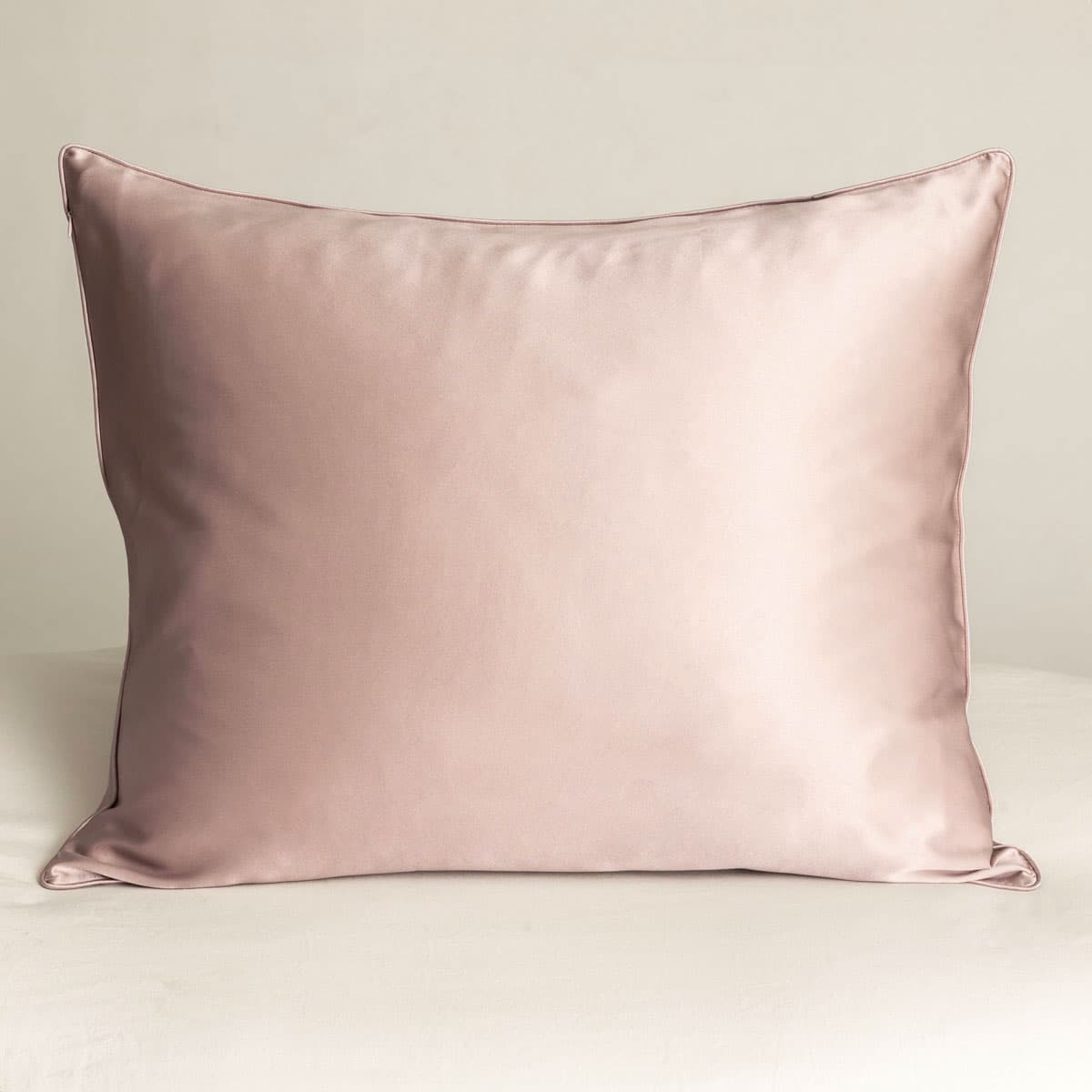 Rosa sidenörngott i 100% mullbärssilke! Fotat i beige studio