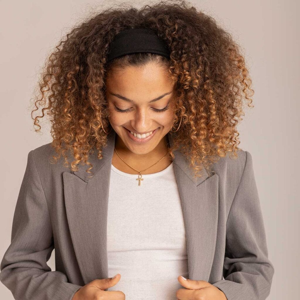 Justerbart hårband som sitter på plats
