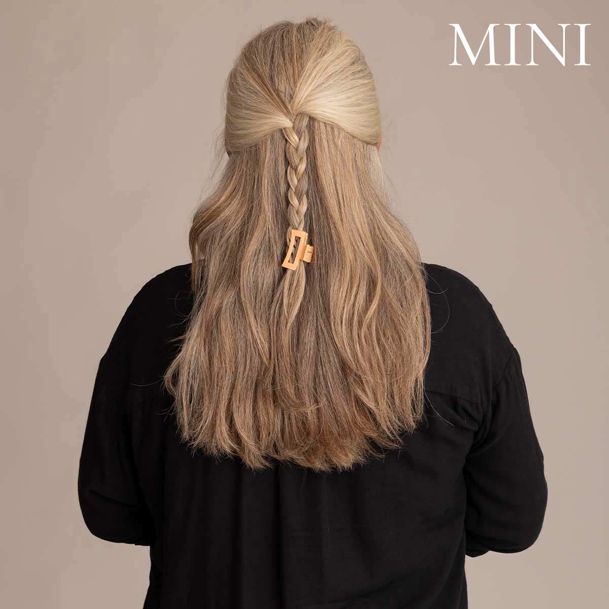 Ljusorange mini-hårklämma i kreativ frisyr i fläta