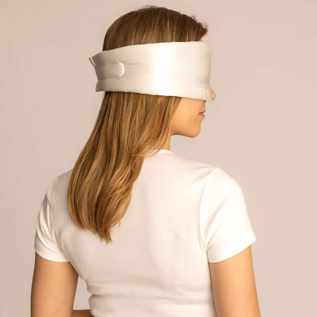 Sovmask i vitt siden från Léonie Items – 100 % mullbärssilke, visad bakifrån på modell