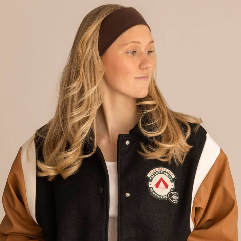 Brunt mjukt hårband fotad i studio med beige bakgrund.