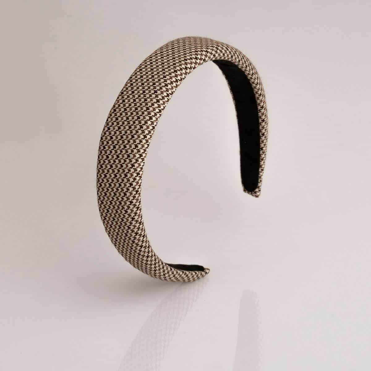 Böjbart mönstrat diadem i färgen brun.