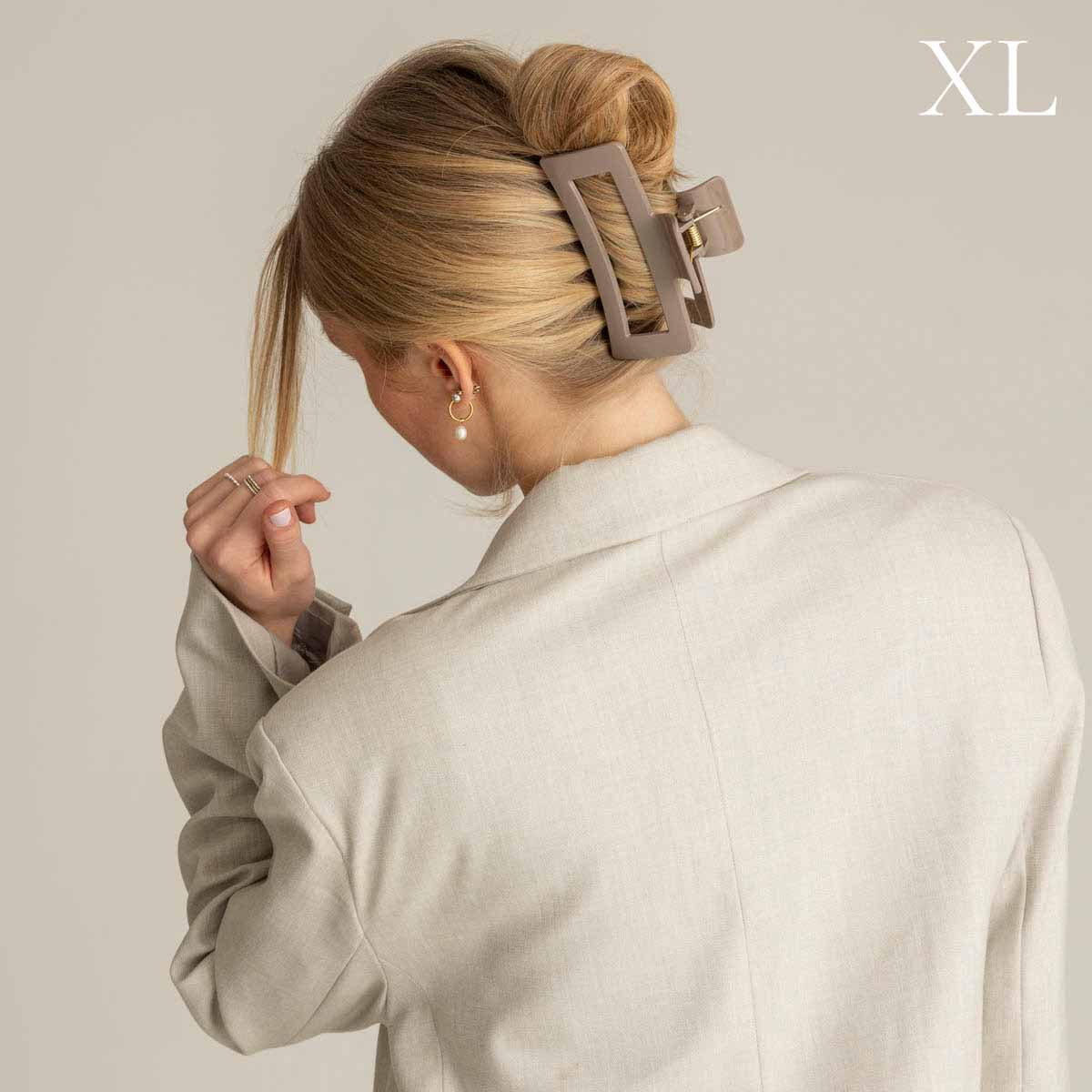 Glansig XL hårklämma i färgen taupe från Léonie Items