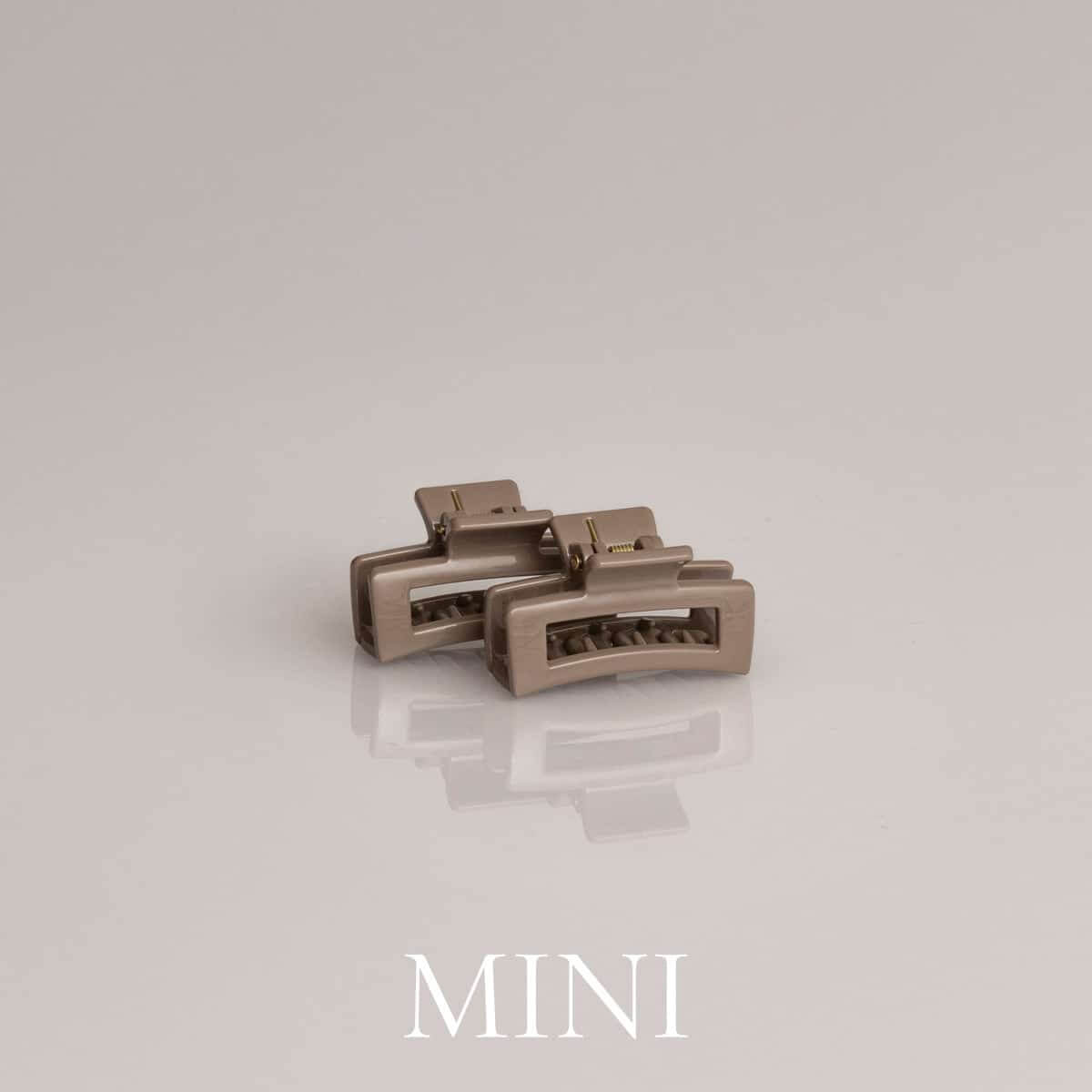 Två mini-hårklämmor i glansig taupe – frilagd produktbild med ljus bakgrund