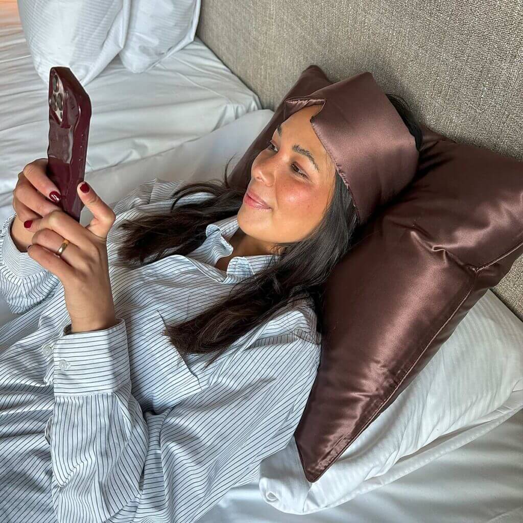 Chokladbrun sidensovmask och örngott i mullbärssilke – skonsam för hår och hud