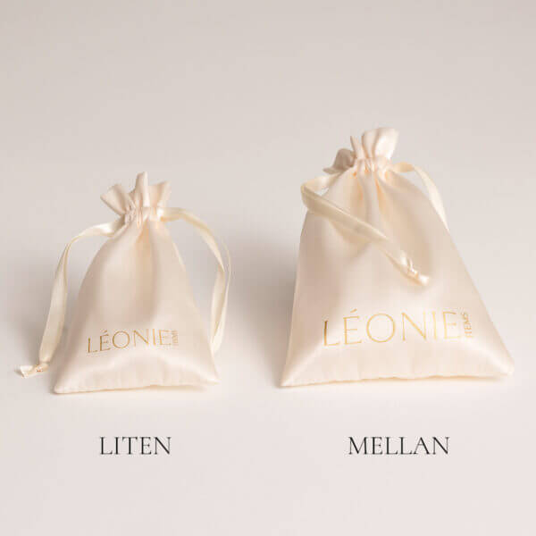 Vita-presentpåsar-liten-mellan